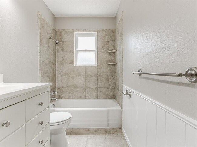 Building Photo - 339 Rosewood Dr