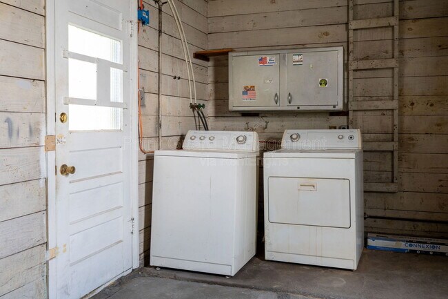 Building Photo - 4722 E Elm St