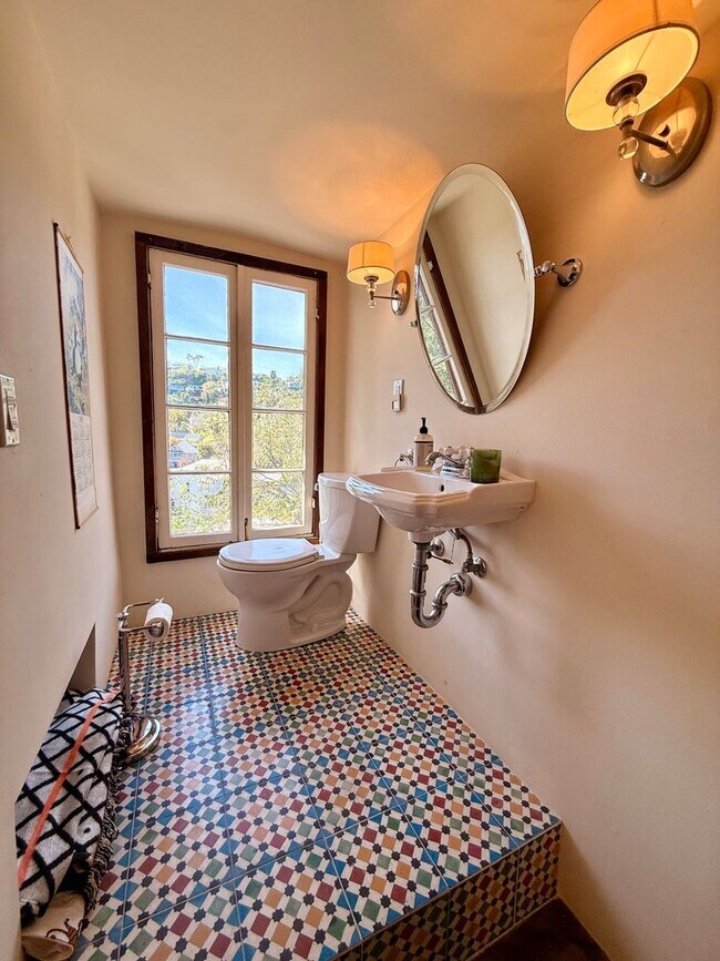 Building Photo - Furnished 1940s Beachwood Canyon Retreat with Treetop Deck + Creative Loft!