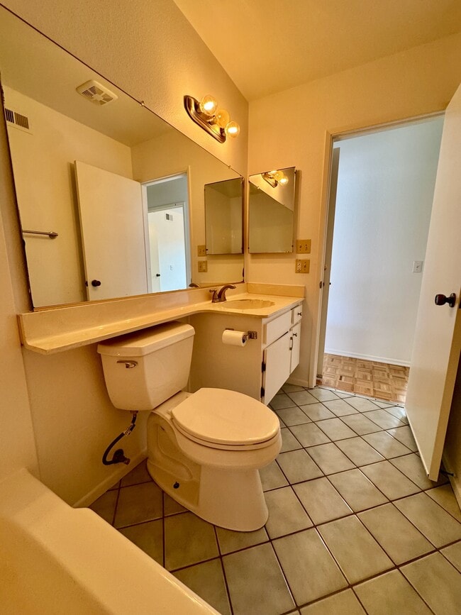 Building Photo - 2027 Fuerte Ln