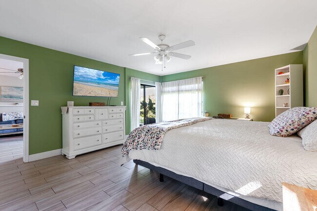 Building Photo - 4143 Palm Forest Dr N