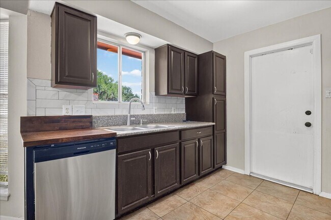 Building Photo - 4109 Fonvilla Cir