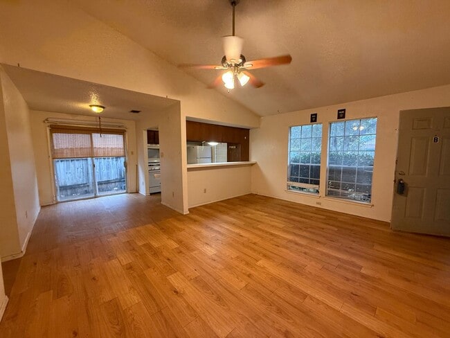 Building Photo - North Austin Duplex: Two Weeks FREE!!!