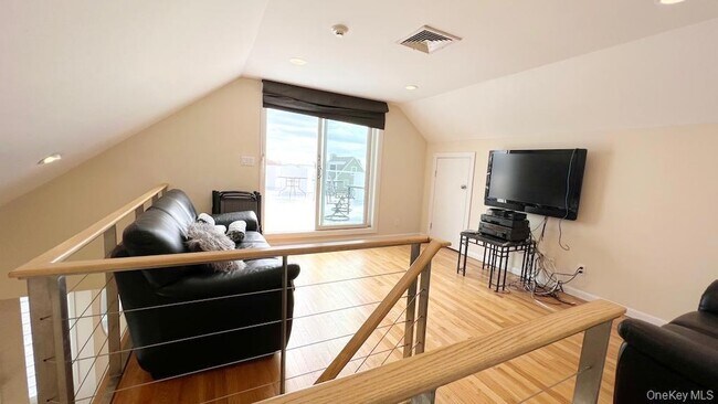 Building Photo - 54 Matlock St