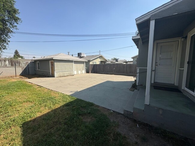 Building Photo - Cozy Home On Spacious Lot near Ballpark Rent Ready!