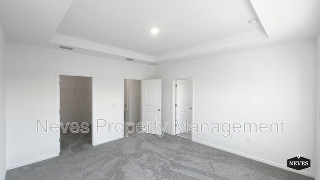 Building Photo - 2562 Skyline Loop