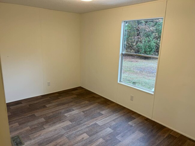 Building Photo - 1525 Thomas Dr