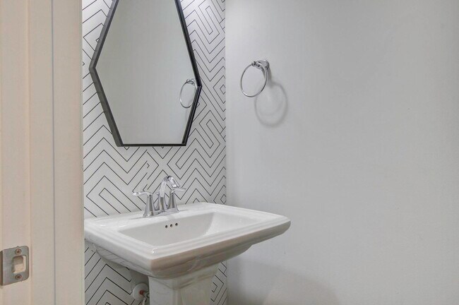 Building Photo - 612 Heartwood Ln