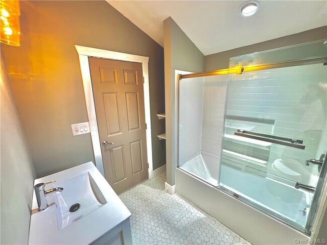 Building Photo - 23 Richard St