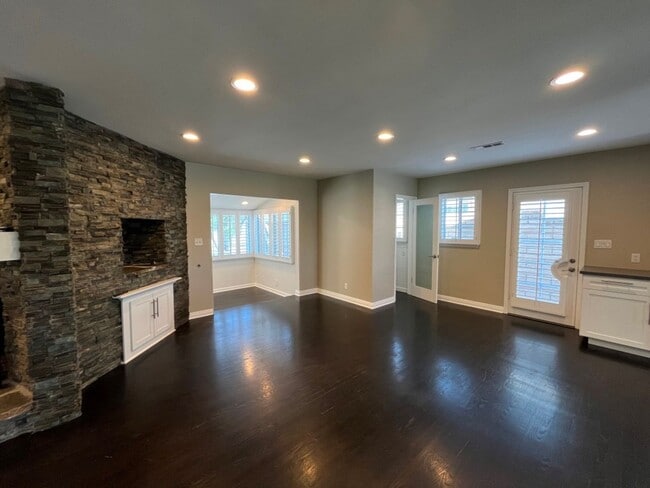 Building Photo - READY FOR MOVE-IN! 3+2.5 w/appliances + great backyard!