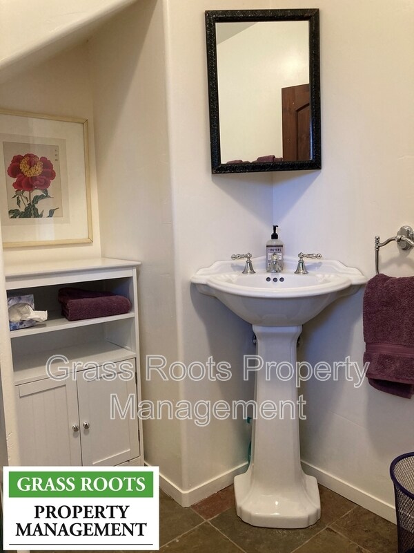 Building Photo - 22912 Montclaire Ct