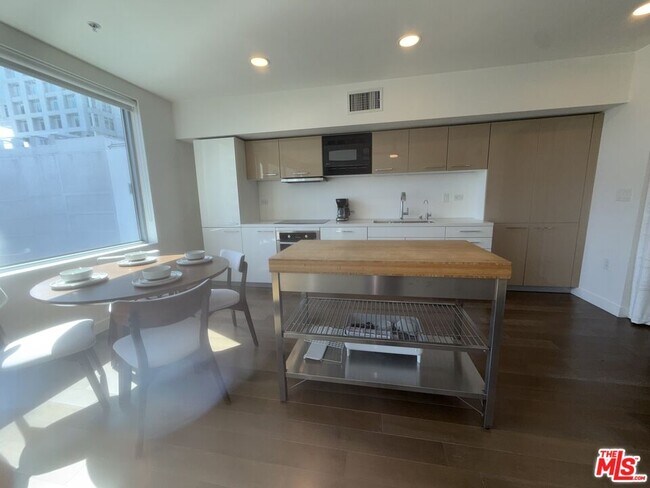 Building Photo - 901 Flower St