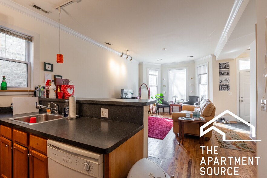 Building Photo - 1314 W Roscoe St