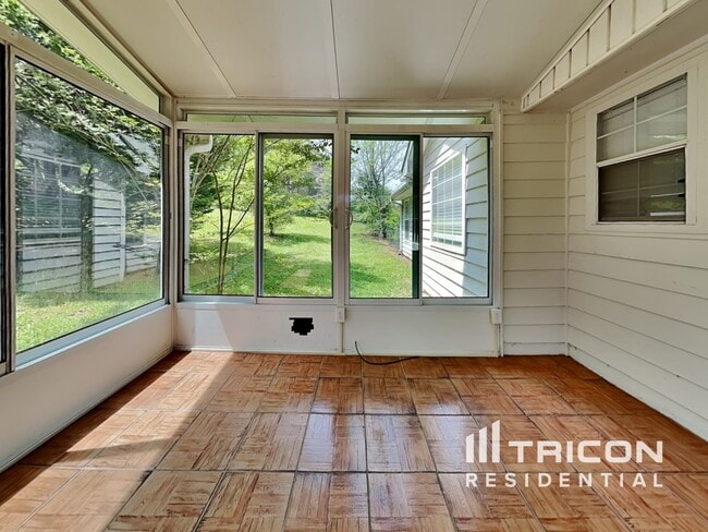 Building Photo - 203 Creek Side Pl
