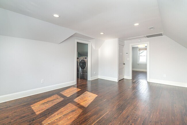 Building Photo - Charming Renovated East Nashville Home wit...