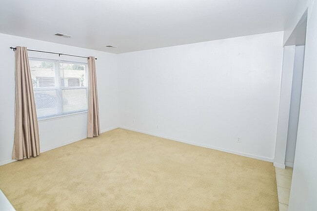 Building Photo - 2225 Yorktowne Dr