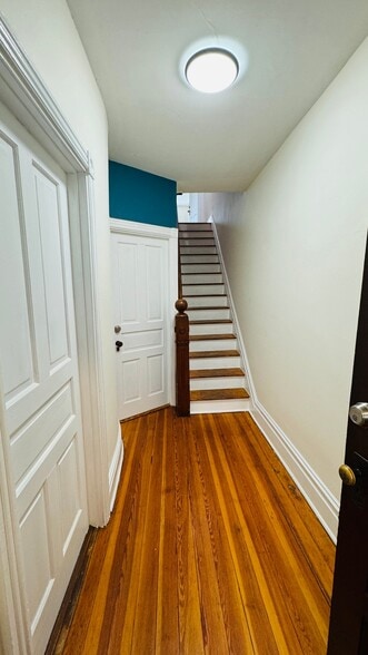 Building Photo - 208 Bridge St