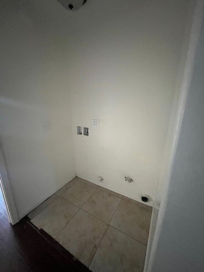 Building Photo - 725 L St