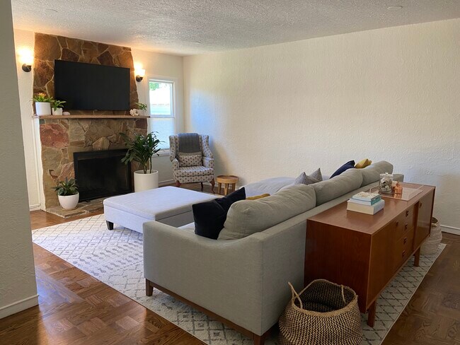 Living room - 2034 Augustan Ave