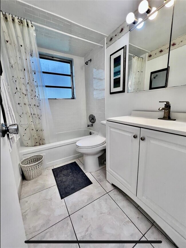 Building Photo - 1707 E Hallandale Beach Blvd