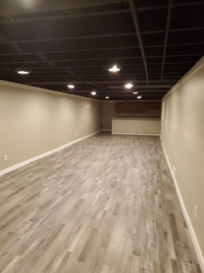 Building Photo - 4 Bed 2 bath newly remodeled