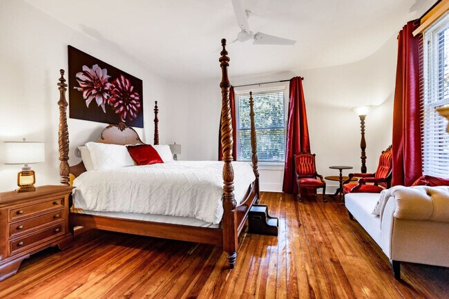 Building Photo - 205 SE 7th St