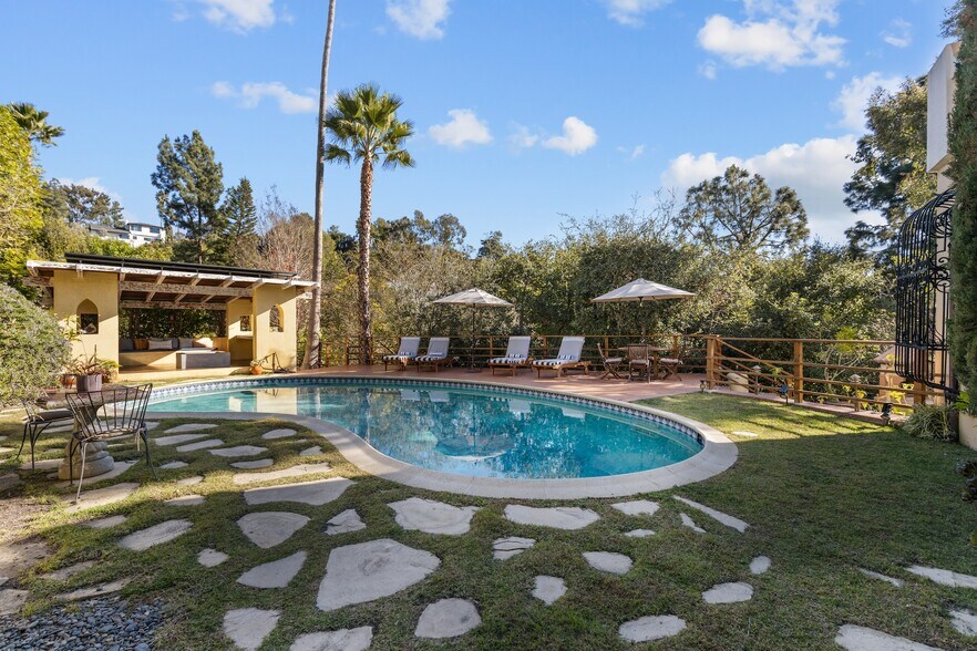 Building Photo - 2856 Glendower Ave
