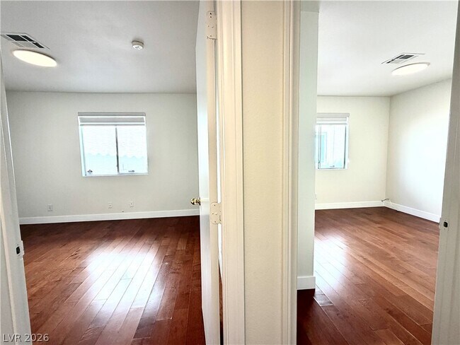 Building Photo - 920 Rockview Dr