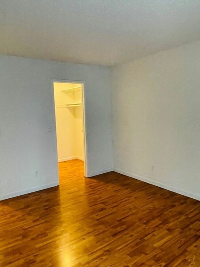 Building Photo - Spacious 2Bd/2Bath Condo located in The Ri...