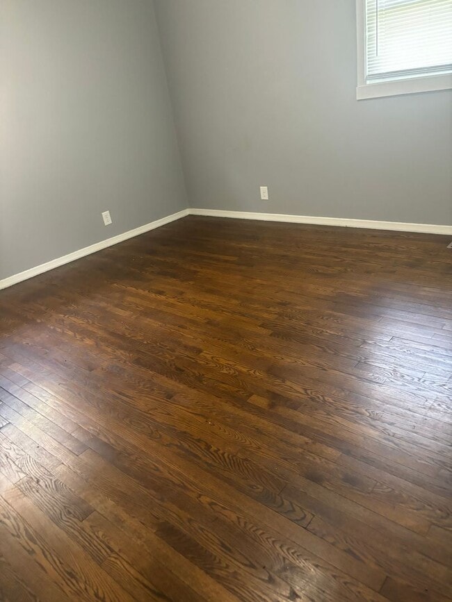 Building Photo - For Rent: 3 Bedroom, 1 Bath – Joliet, IL