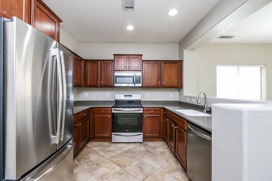 Building Photo - 41538 N Salix Dr