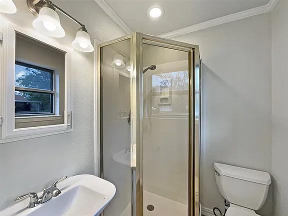 Building Photo - MOVE IN READY