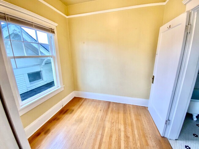 Building Photo - Unique Vintage 1 Bedroom 1 Bath Apartment ...