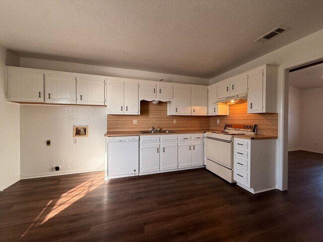 Building Photo - 4800 Cedarhill Cir