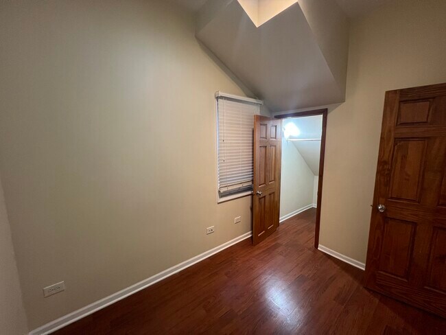 Building Photo - 2028 N Hamlin Ave