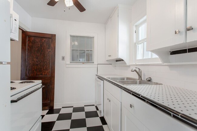 Building Photo - 2 Bedroom, 1 Bath near Lower Greenville