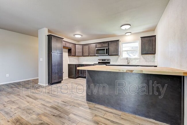 Building Photo - 606 Oak Creek Dr