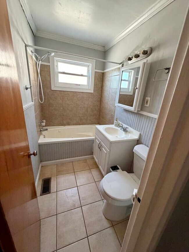 Building Photo - 1 BEDROOM 1 BATHROOM UNIT IN VIRGINIA HIGHLANDS!!!