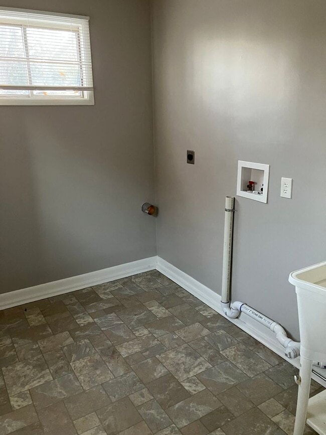 Building Photo - Spacious 4 bedroom 1.5 bath ranch Eastwood