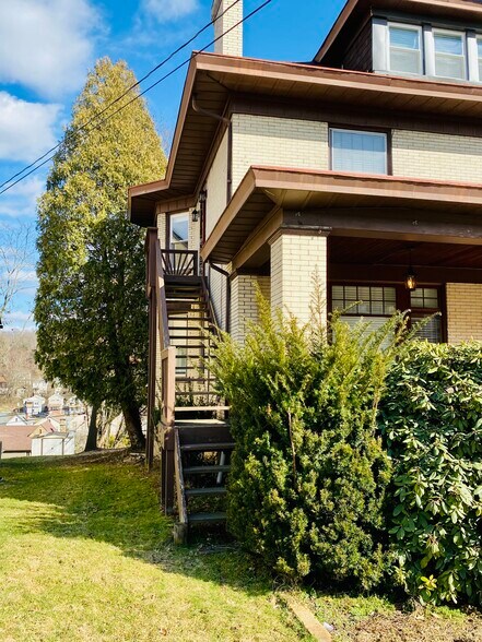 Side entrance to Apartment B. - 605 Beechwood Ave