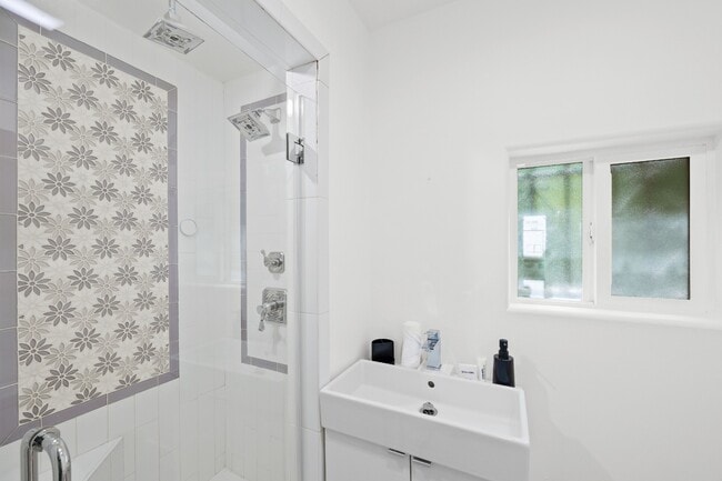 Building Photo - Traditional home | 3 bed 3 bath | Prime Pico-Robertson Area