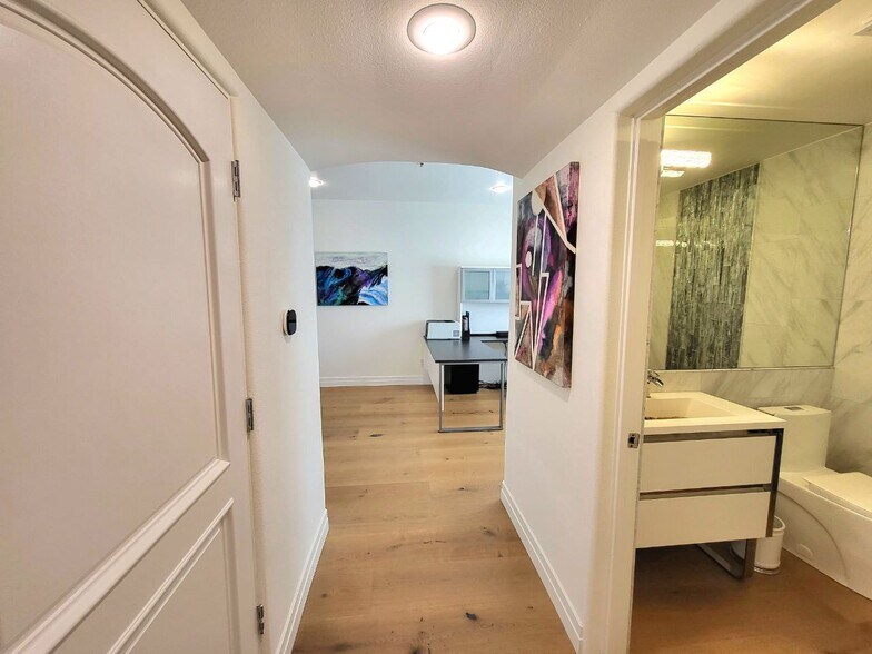 Building Photo - 851 N San Vicente Blvd