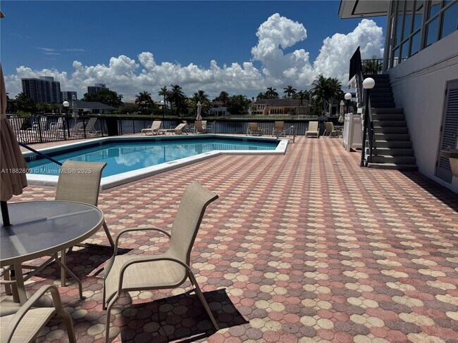 Building Photo - 3113 S Ocean Dr
