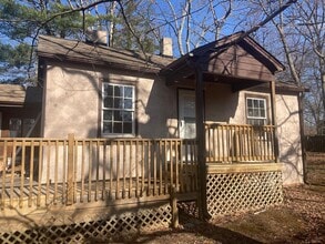 Building Photo - Very spacious 3 bed 1 bath Duplex