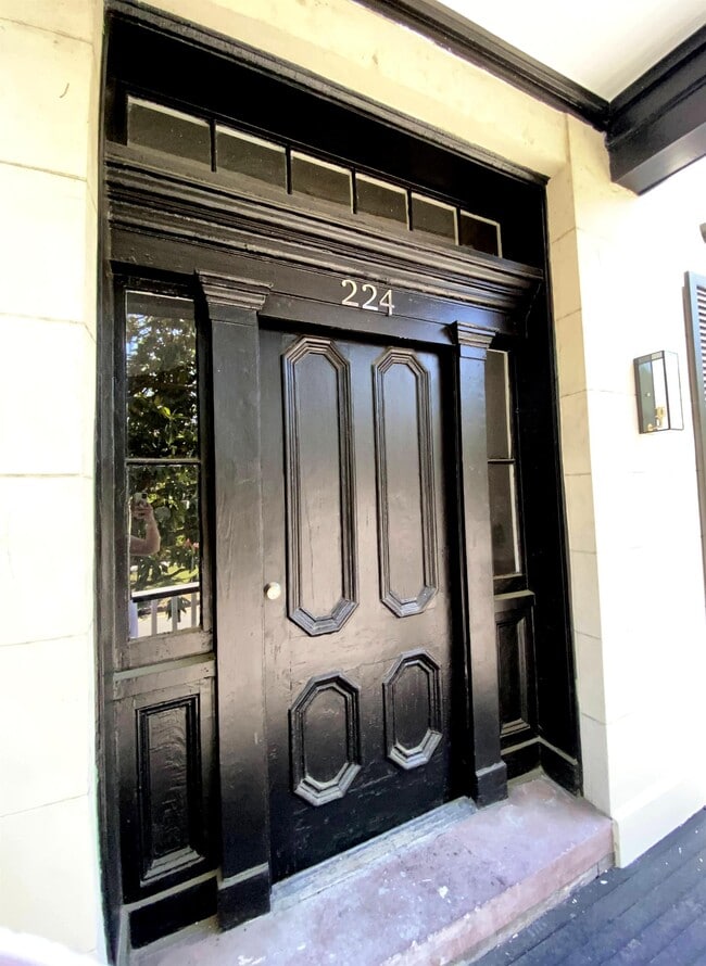 Building Photo - 224 E Liberty