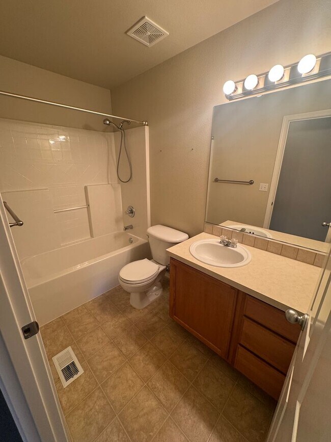 Building Photo - Three Bedroom, 2 Bath Home with New Carpet...