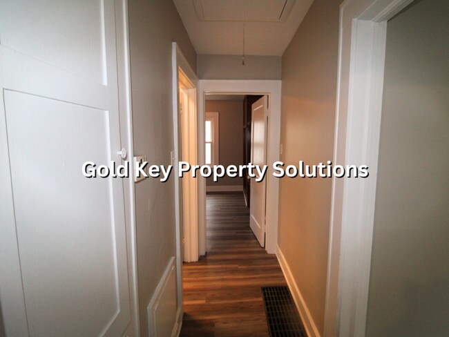 Building Photo - Updated 2 BR 1 BA House with Central Air and Garage (SECTION 8 APPROVED)