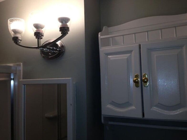 Guest Bathroom-2A - 129 Greene St