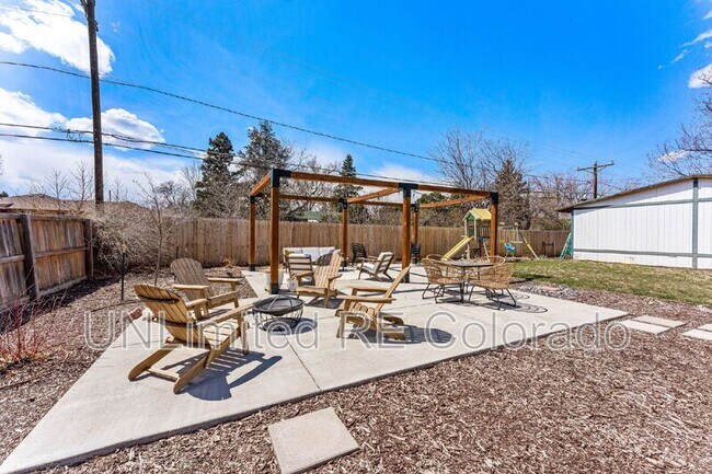 Building Photo - 303 Brentwood St