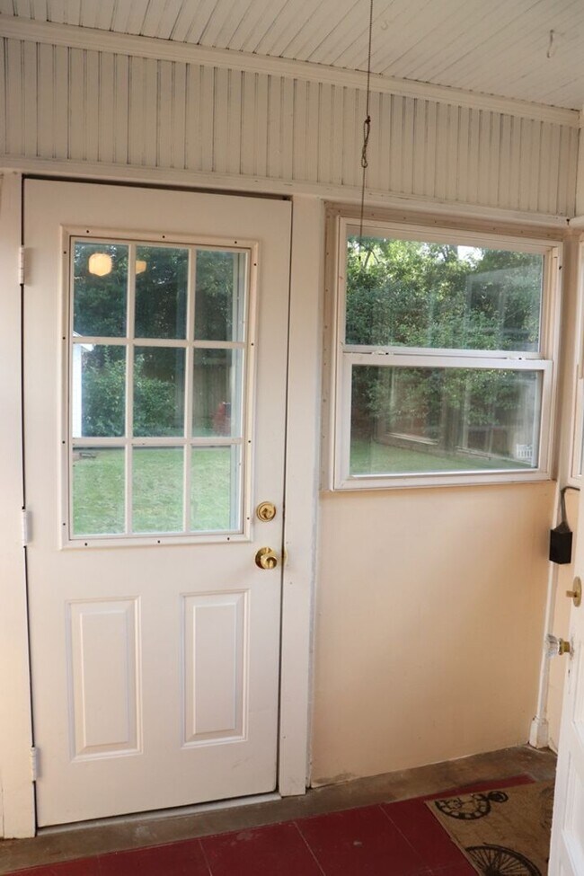 Building Photo - 2- Bedroom Bungalow Beauty